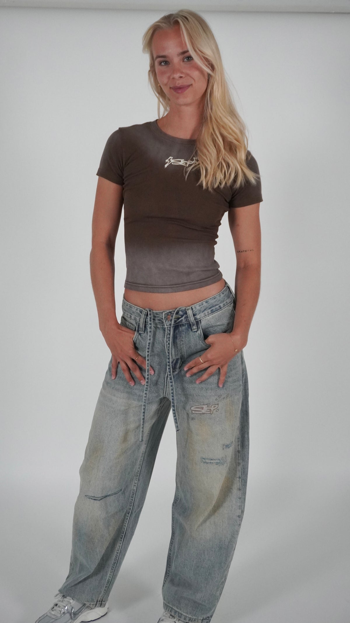 STEP DISTRESSED JEANS