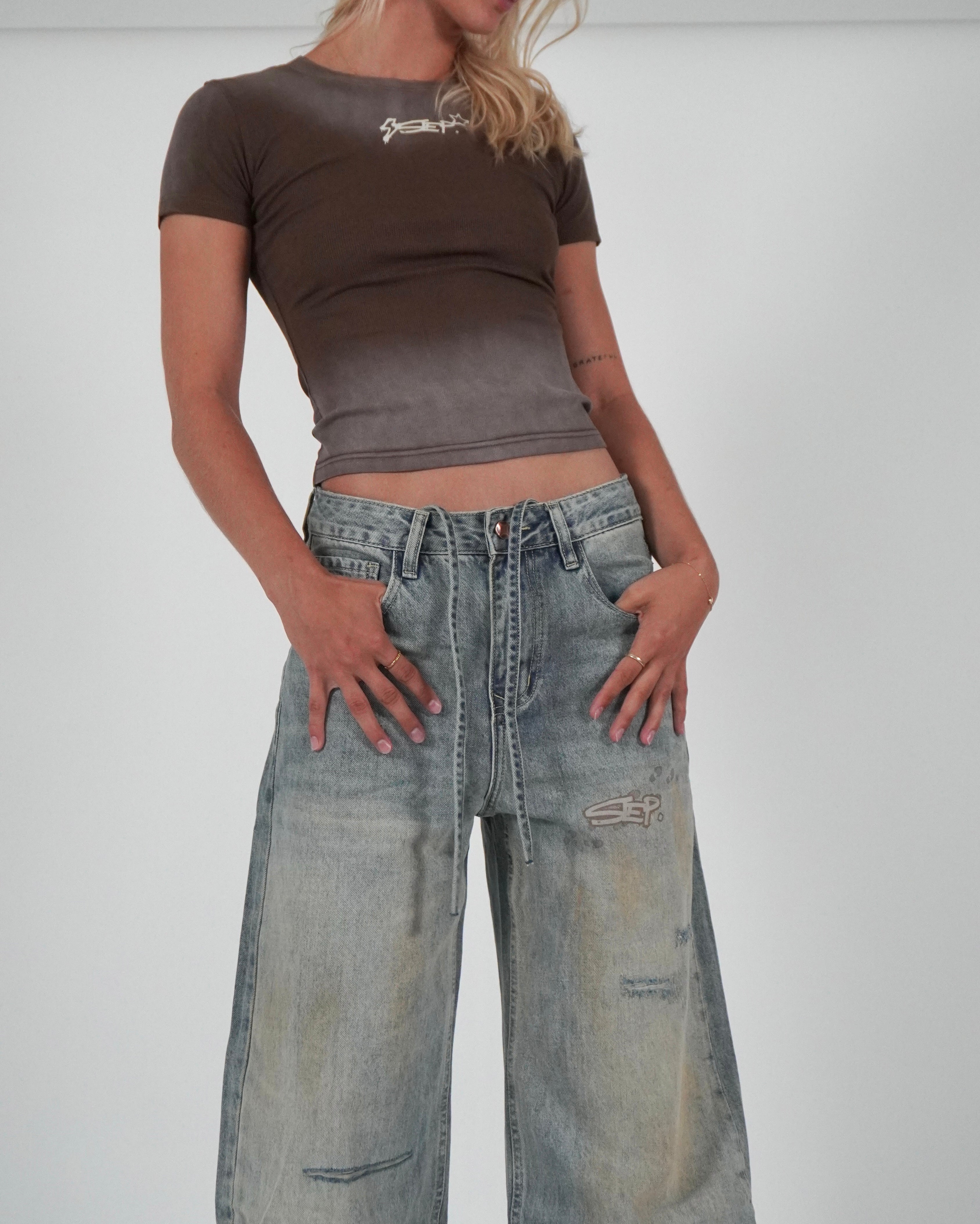 STEP DISTRESSED JEANS