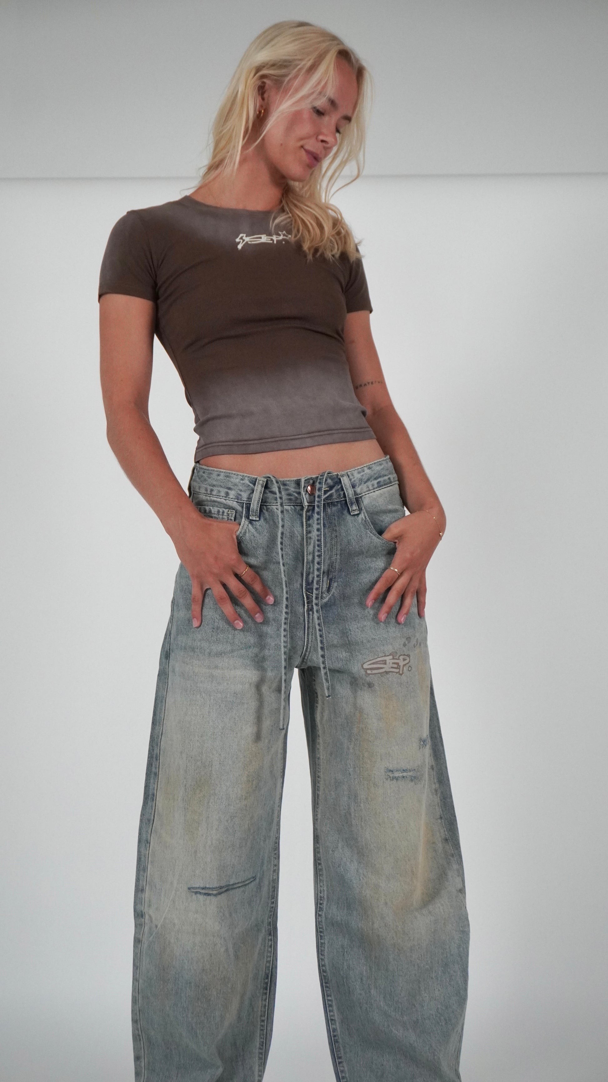 STEP DISTRESSED JEANS